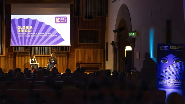 Video: VOGLIAMOCI BENE Presentazione “ è mobile” Gloria Origgi Stand-up Laura Formenti “Cattiva Prevenzione I sanitario” Roberta Villa